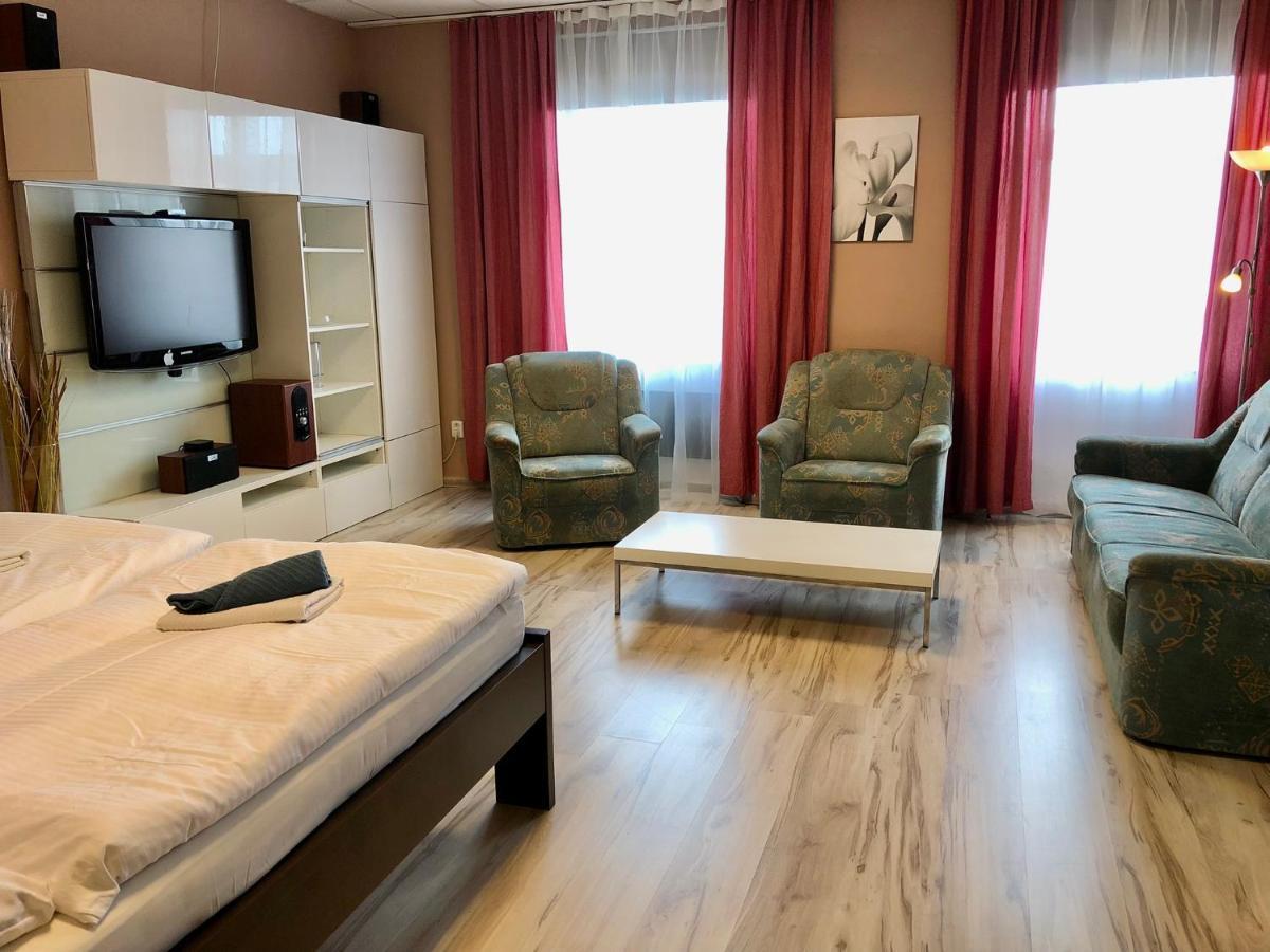 Pension Village Κάρλοβι Βάρι Εξωτερικό φωτογραφία