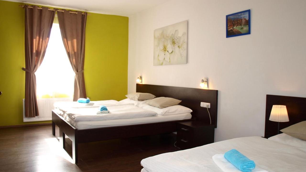 Pension Village Κάρλοβι Βάρι Εξωτερικό φωτογραφία