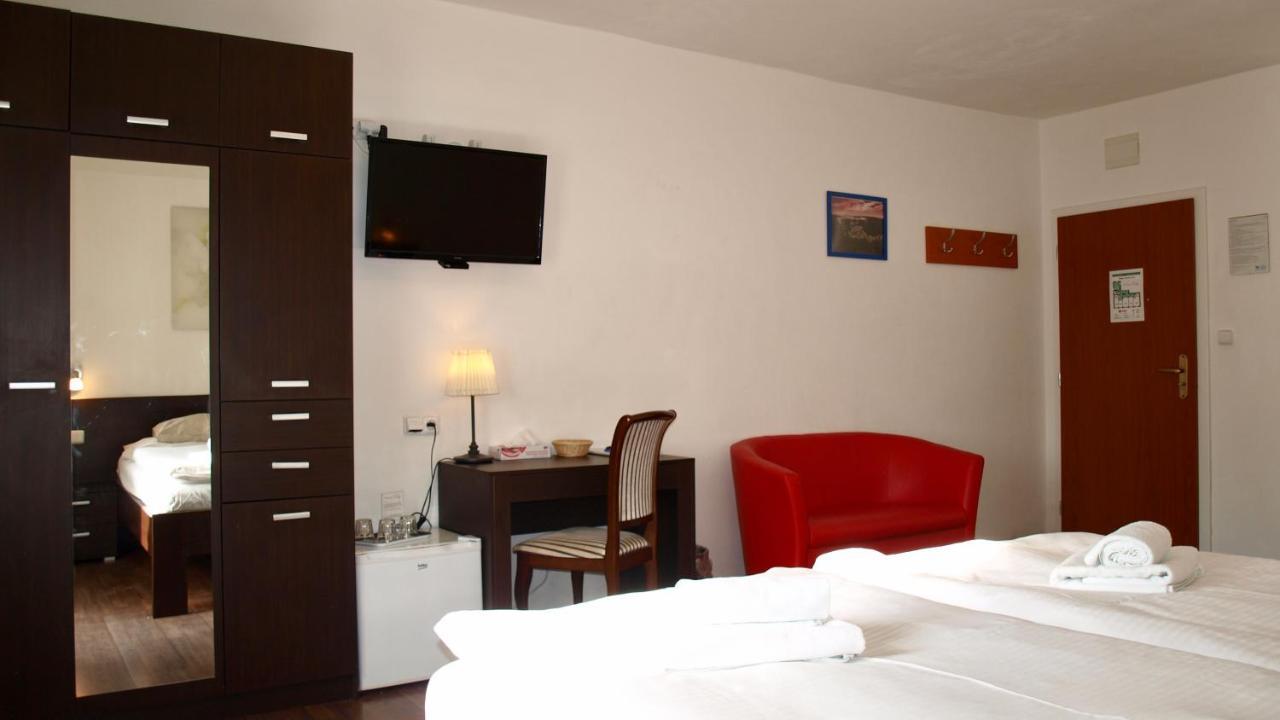 Pension Village Κάρλοβι Βάρι Εξωτερικό φωτογραφία