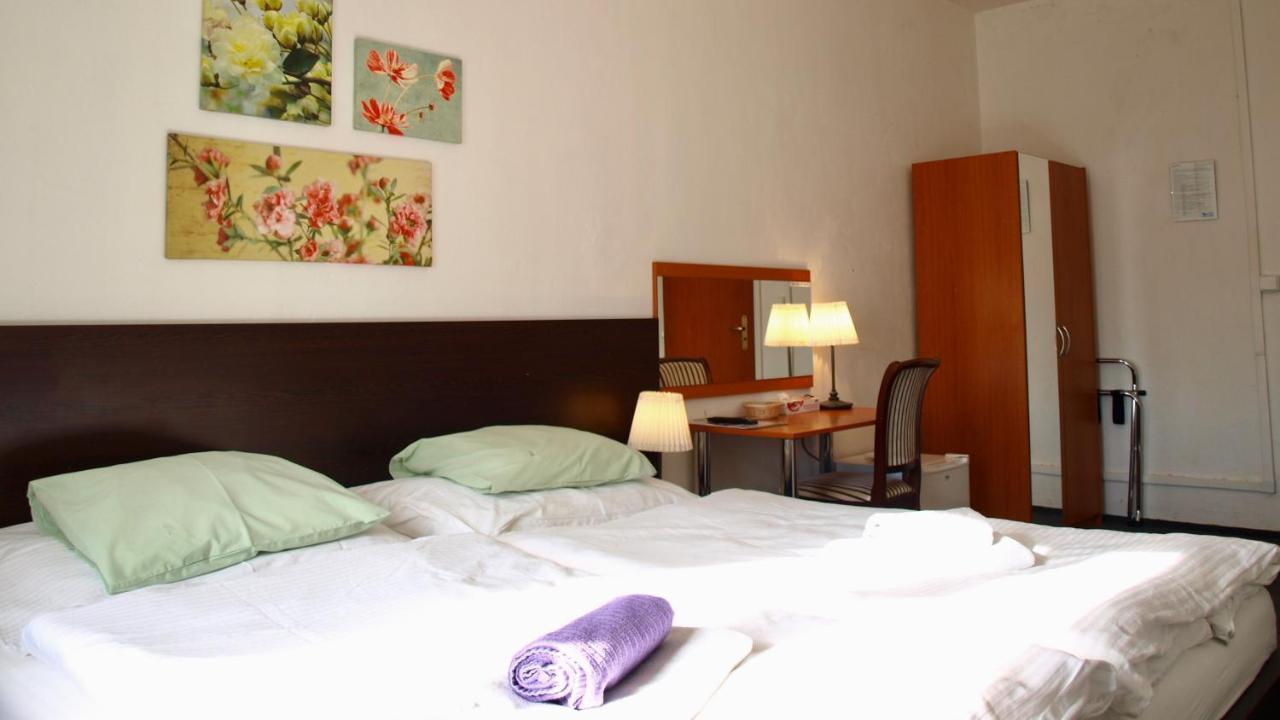 Pension Village Κάρλοβι Βάρι Εξωτερικό φωτογραφία